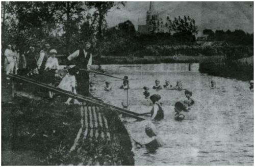Zwembad in een oude, afgesneden meander van de Dommel ter hoogte van Edenstraat; in het water een ladder, waarmee men uit het water klom.  